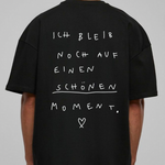 Lade das Bild in den Galerie-Viewer, Shirt mit Backprint 'Ich bleib noch auf einen schönen Moment'