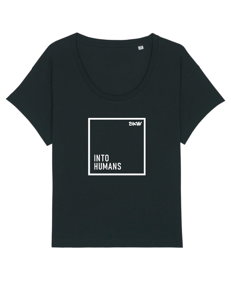 Lockeres Frauen T-Shirt mit weitem Ausschnitt in schwarz mit weißem Schriftzug INTO HUMANS mit weißer Umrahmung, kleines SXW Logo am Rand. 100% Biobaumwolle, fair hergestellt. 