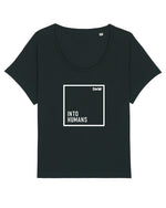 Lade das Bild in den Galerie-Viewer, Lockeres Frauen T-Shirt mit weitem Ausschnitt in schwarz mit weißem Schriftzug INTO HUMANS mit weißer Umrahmung, kleines SXW Logo am Rand. 100% Biobaumwolle, fair hergestellt. 

