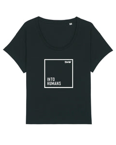 Lockeres Frauen T-Shirt mit weitem Ausschnitt in schwarz mit weißem Schriftzug INTO HUMANS mit weißer Umrahmung, kleines SXW Logo am Rand. 100% Biobaumwolle, fair hergestellt. 
