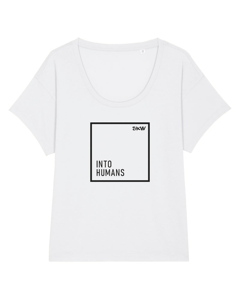 Lockeres Frauen T-Shirt mit weitem Ausschnitt in weiß mit schwarzem Schriftzug INTO HUMANS mit schwarzer Umrahmung, kleines SXW Logo am Rand. 100% Biobaumwolle, fair hergestellt. 