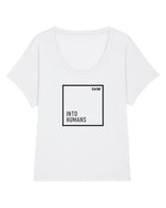Lade das Bild in den Galerie-Viewer, Lockeres Frauen T-Shirt mit weitem Ausschnitt in weiß mit schwarzem Schriftzug INTO HUMANS mit schwarzer Umrahmung, kleines SXW Logo am Rand. 100% Biobaumwolle, fair hergestellt. 
