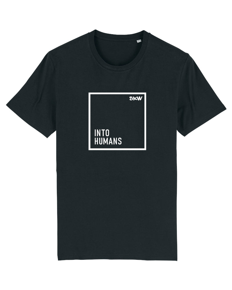 Unisex INTO HUMANS T-Shirt in schwarz mit weißem Rahmen Aufdruck und dem Aufdruck INTO HUMANS. SXW Logo oben am Rand. 100% Biobaumwolle 