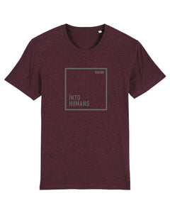 Unisex INTO HUMANS T-Shirt in dunkelrot meliert mit grauem Rahmen Aufdruck und dem Aufdruck INTO HUMANS. SXW Logo oben am Rand. 100% Biobaumwolle 