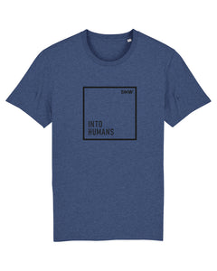 Unisex INTO HUMANS T-Shirt in blau meliert mit schwarzem Rahmen Aufdruck und dem Aufdruck INTO HUMANS. SXW Logo oben am Rand. 100% Biobaumwolle 